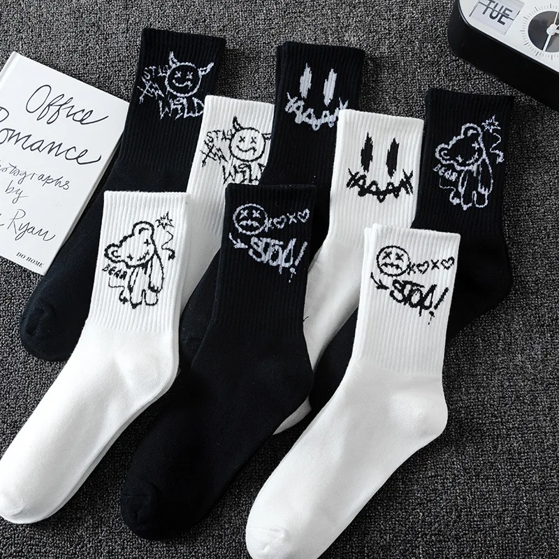 Hip Hop Skateboard Original Design Black White Skull Socks Personality Street Hip Hop Sports Middle Tube Cotton Women\'s Socks