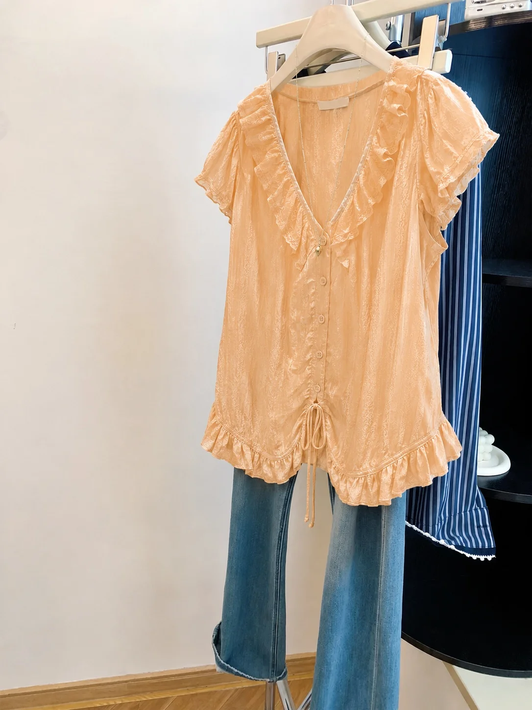 

Sweet Style V-Neck Asymmetrical Hem Doll Shirt Unisex Summer Design Age-Defying Versatile Short Sleeve Casual Shirt for Youth