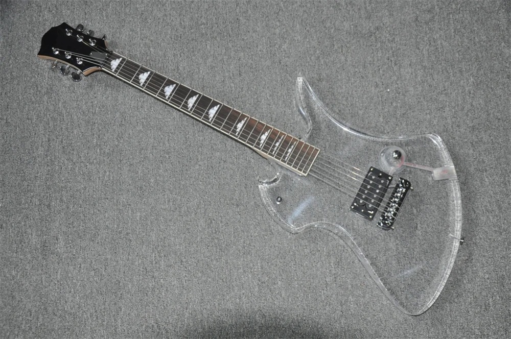 

Электрогитара с акриловым корпусом, 6 струн, хромированная фурнитура, гриф из палисандра, возможен индивидуальный заказ.