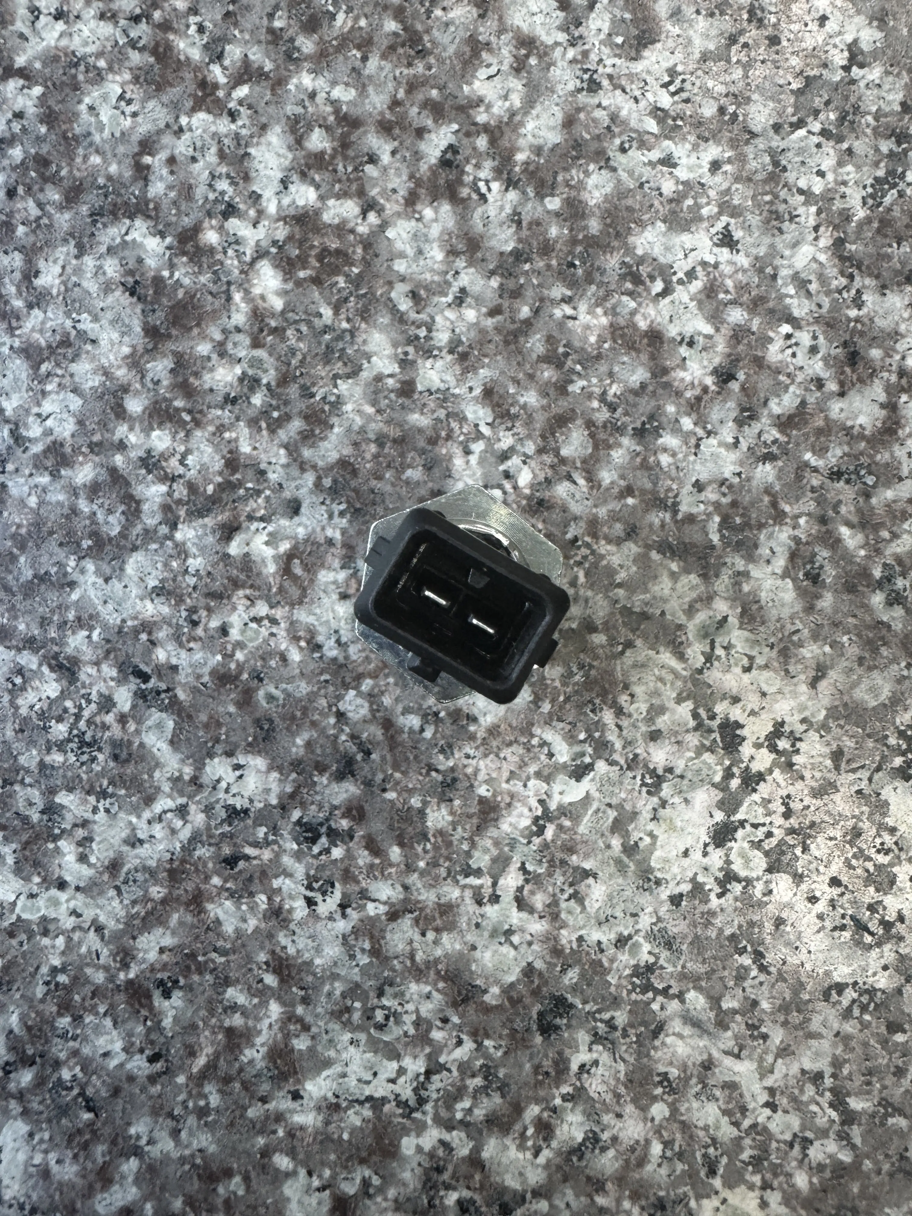 Applicable to the liberation j6p atmospheric temperature sensor j7 is an external environment sensor