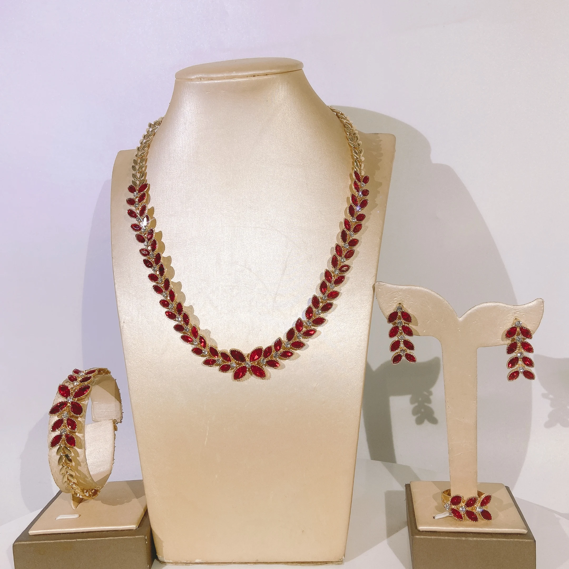 

Женский комплект ювелирных изделий с красным драгоценным камнем, оптовая продажа, легкое ожерелье, серьги, браслет, кольцо