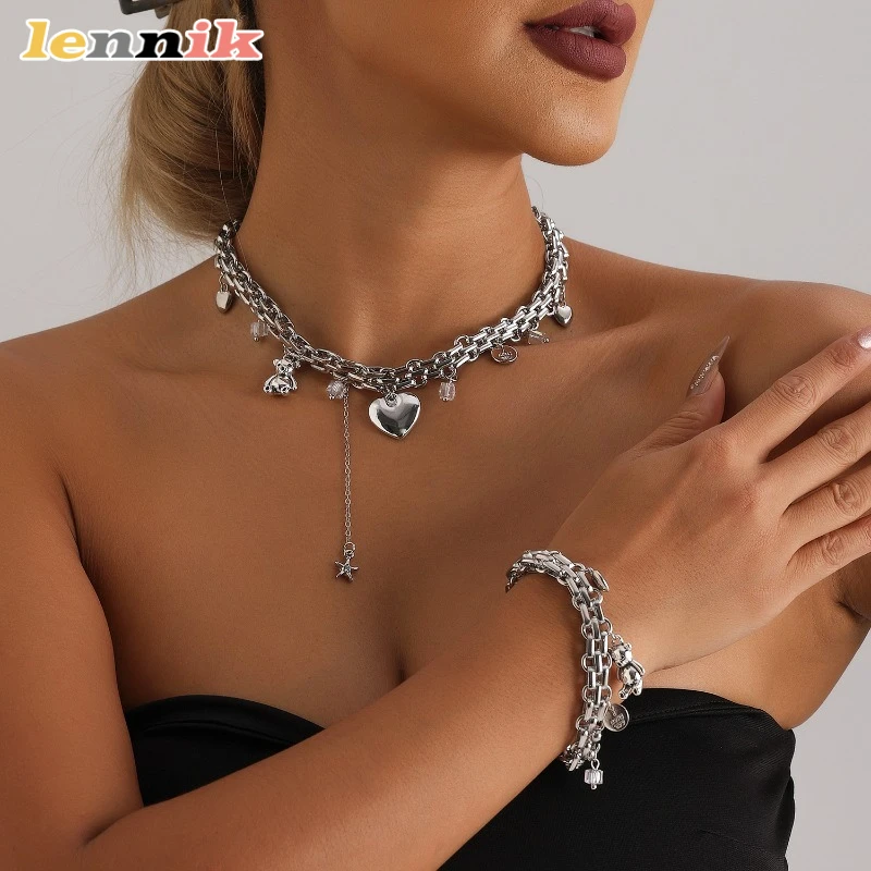 LENNIK Herzförmiger Teddybär-Element-Anhänger mit metallischer Textur, Schlüsselbeinkette, exquisites und einfaches Halsketten-Accessoire