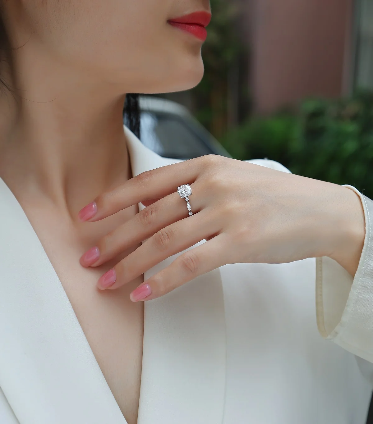 

Кольцо для помолвки JIUZUAN с муассанитом 2 карата, цвет D, серебро S925 с круглым центральным камнем, боковые камни, обручальное кольцо, гипоаллергенное.