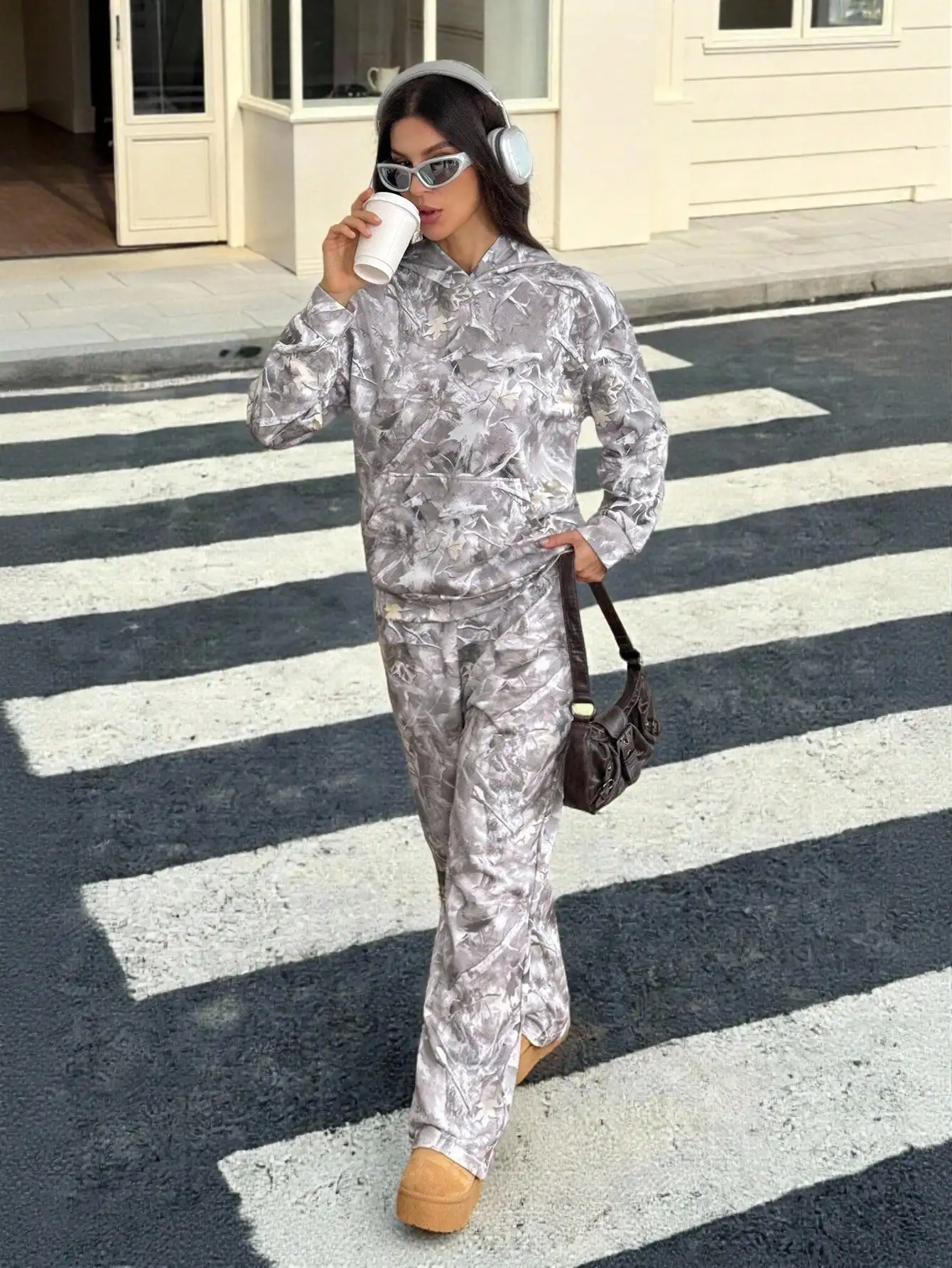 

Женский осенний повседневный комплект из 2 предметов: худи с принтом листьев и свободные спортивные брюки, уличный стиль