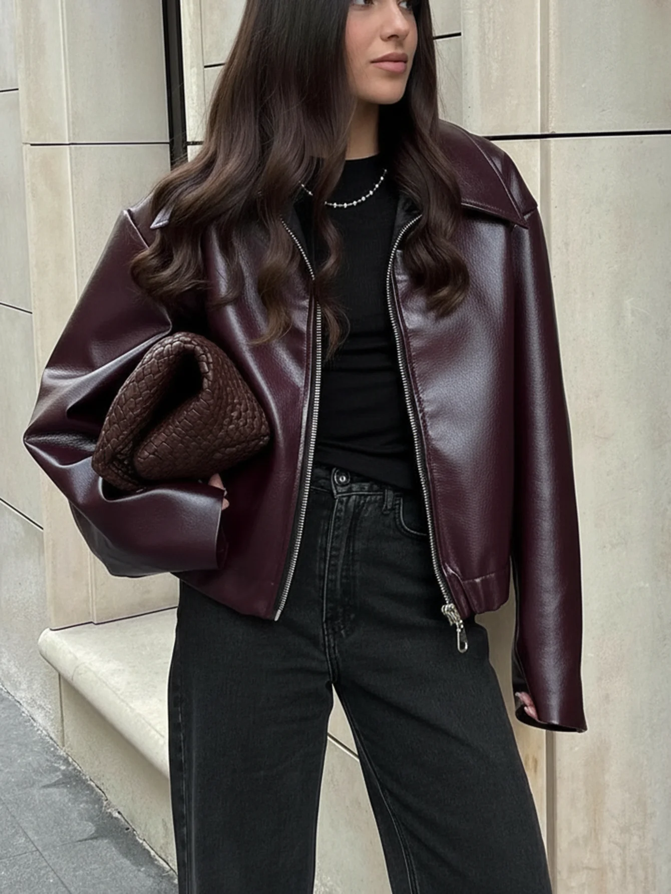 

Женская бордовая куртка из искусственной кожи на молнии с воротником в ретро-стиле и свободным кроем для повседневной осенней носки