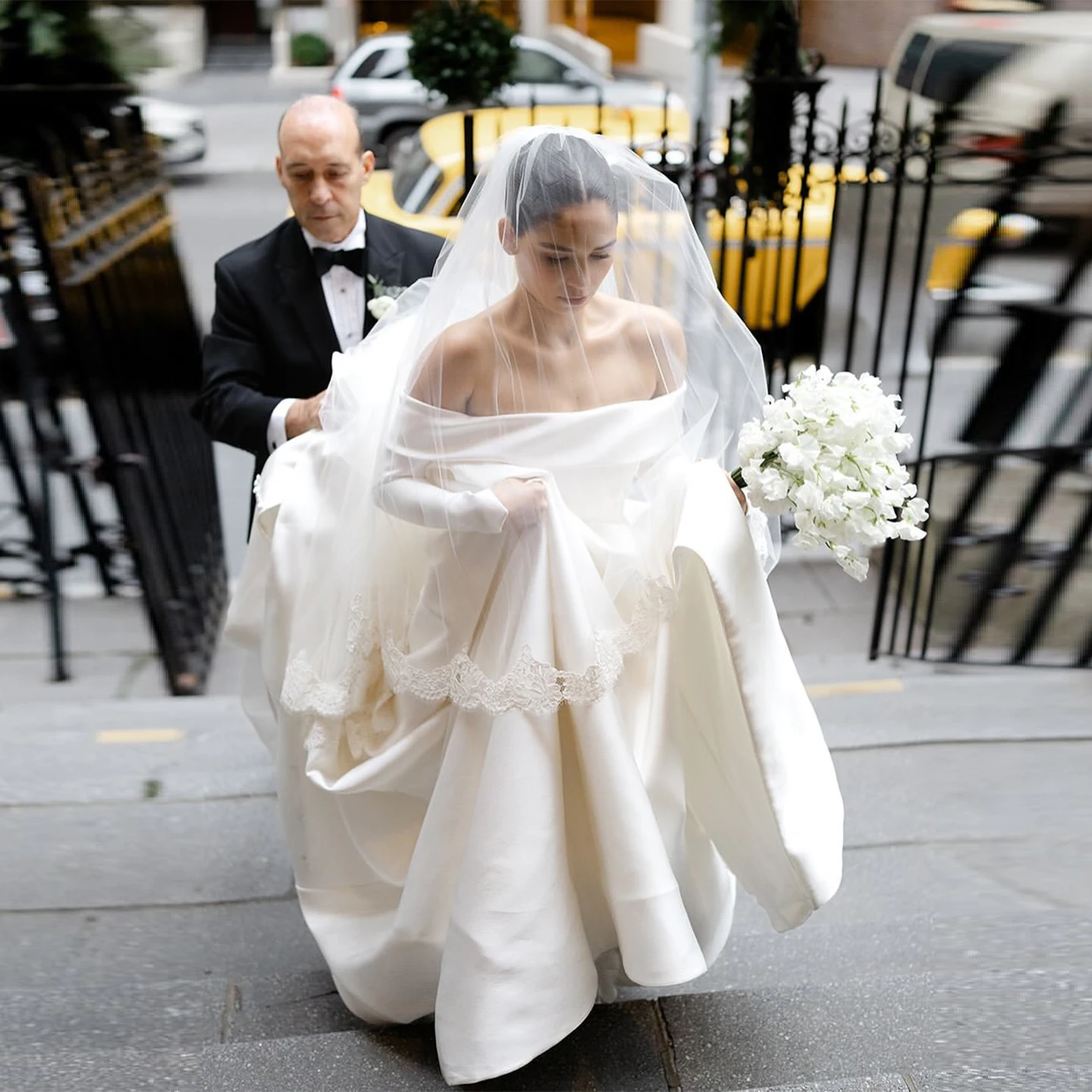 

Элегантное атласное свадебное платье с вырезом лодочкой для женщин, классическое свадебное платье трапециевидной формы с длинными рукавами и открытыми плечами TSWD934