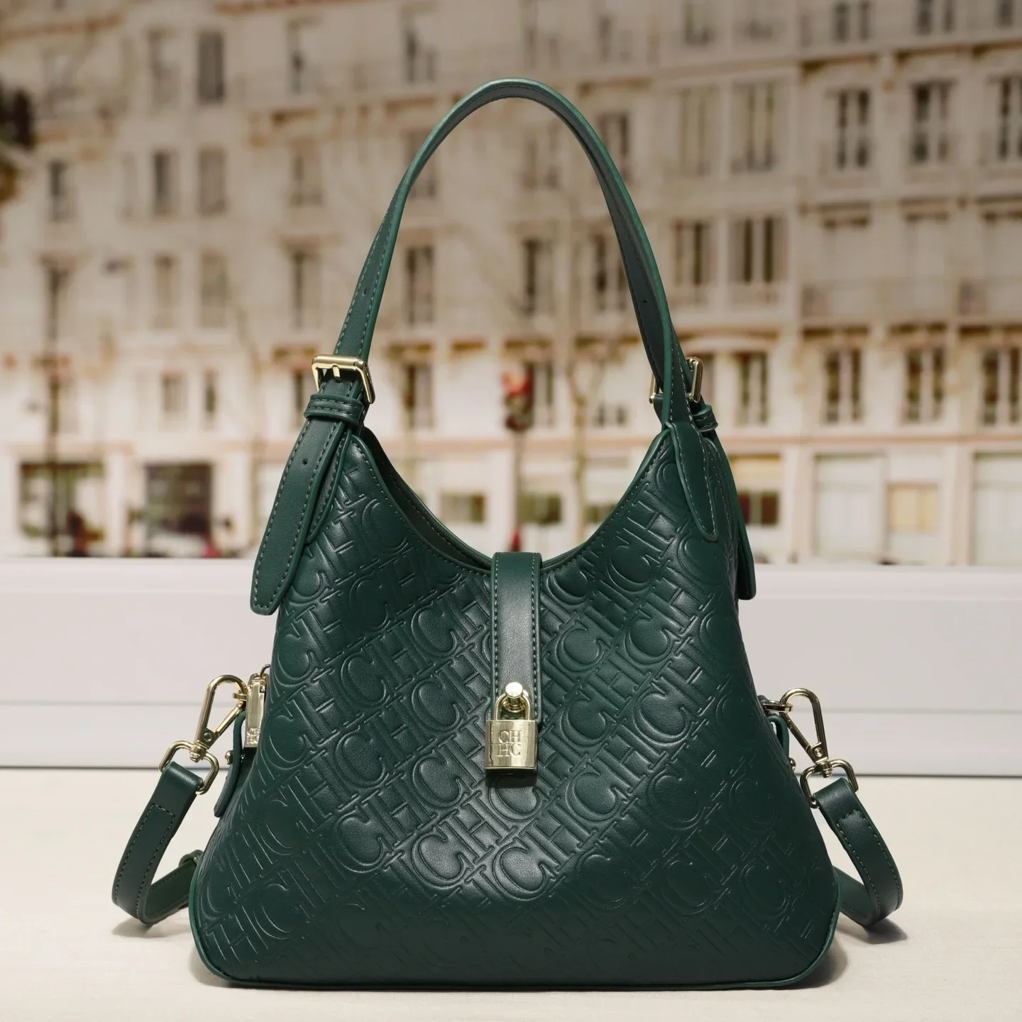 

Timeless Classic Leather Tote Bags For Ladies: Features Shoulder Bag Comfort With Luxury Brand Crossbody Conversion Capability