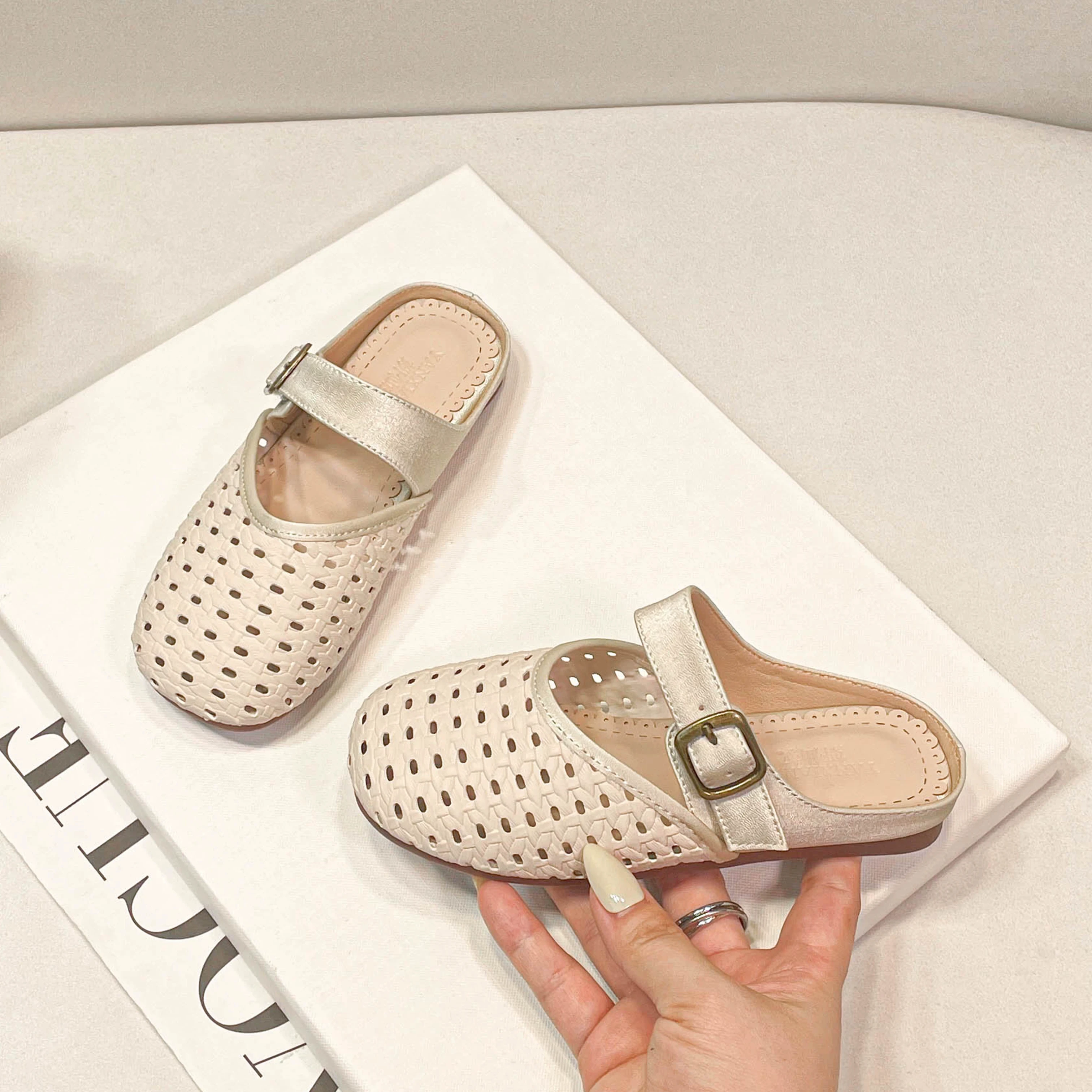 Little Girls Buckle Strap Leather Sandals 2026 New Summer Kids Barefoot Beach Slippers Soft Sole Chic Versatile Outdoor Footwear