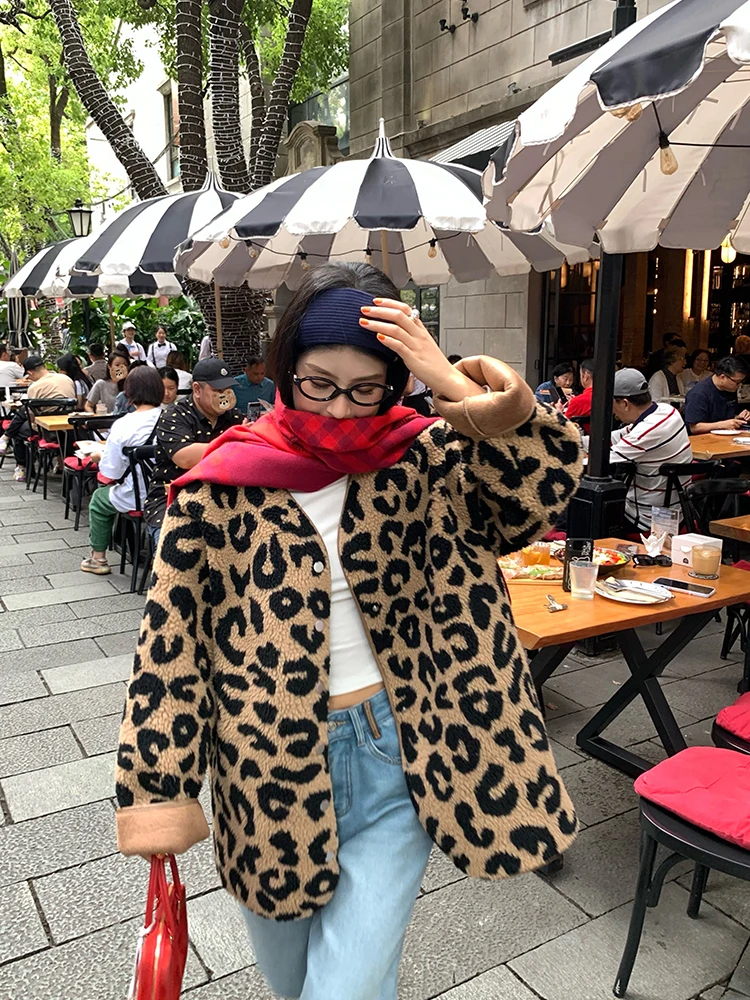 

Женское модное теплое пальто цвета хаки с леопардовым принтом из искусственного меха, с длинными рукавами и V-образным вырезом, экологичное, с вставками из кожи и меха