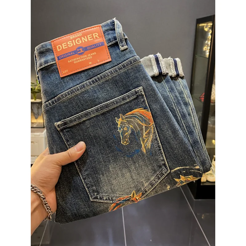 الخريف الجينز الرجال 2025 الاتجاه الجديد ضوء فاخر مطبوعة أقدام صغيرة الراقية مستقيم الساق السراويل المرنة غير رسمية