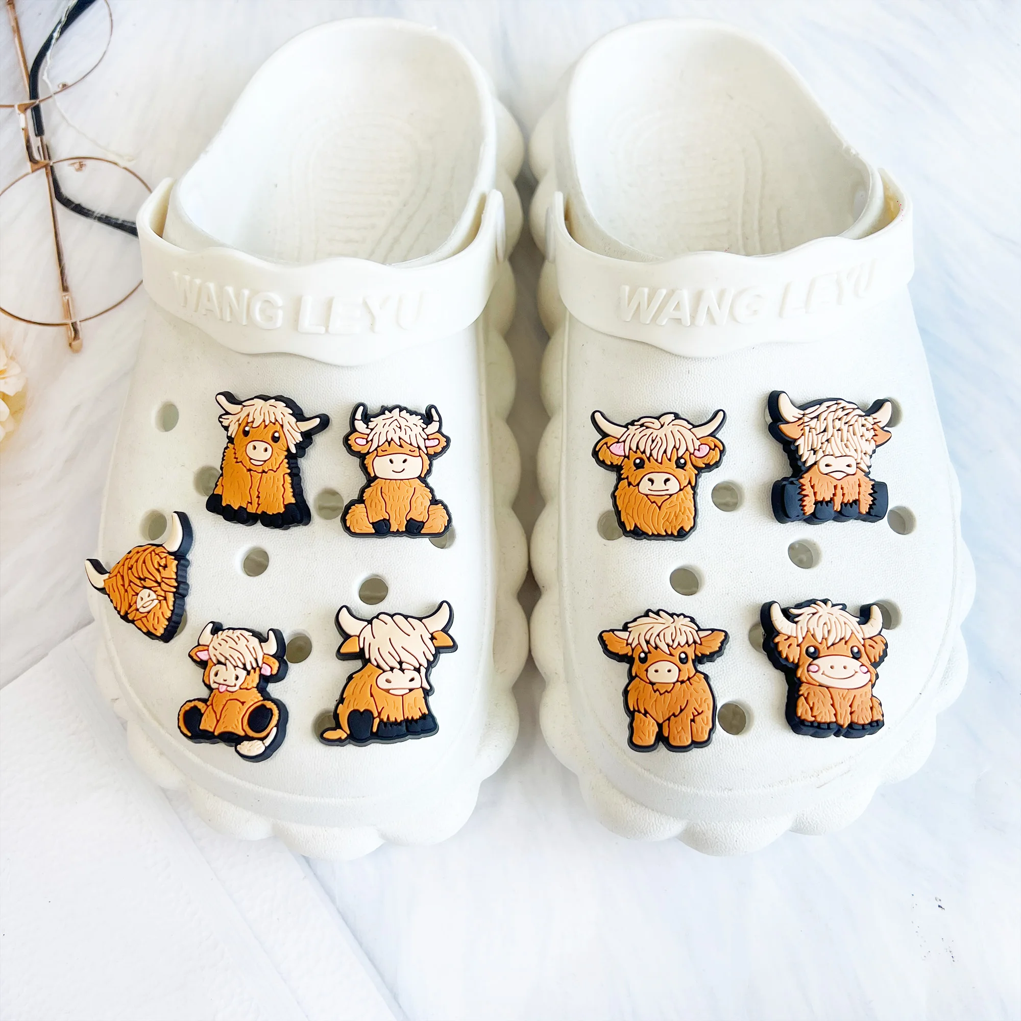 Highland Cow Shoe Charm for Cute Sandals DIY Lovely Animal Shoe Decorations Akcesoria Slajdy Sandały Chodaki Prezenty dla dzieci