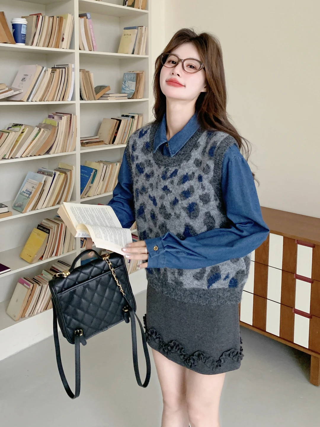 

Fashionable Leopard Print Knitted Vest And Denim Shirt Set Women's 2026 Spring New Style Chic Trendy Two-Piece Set for Women