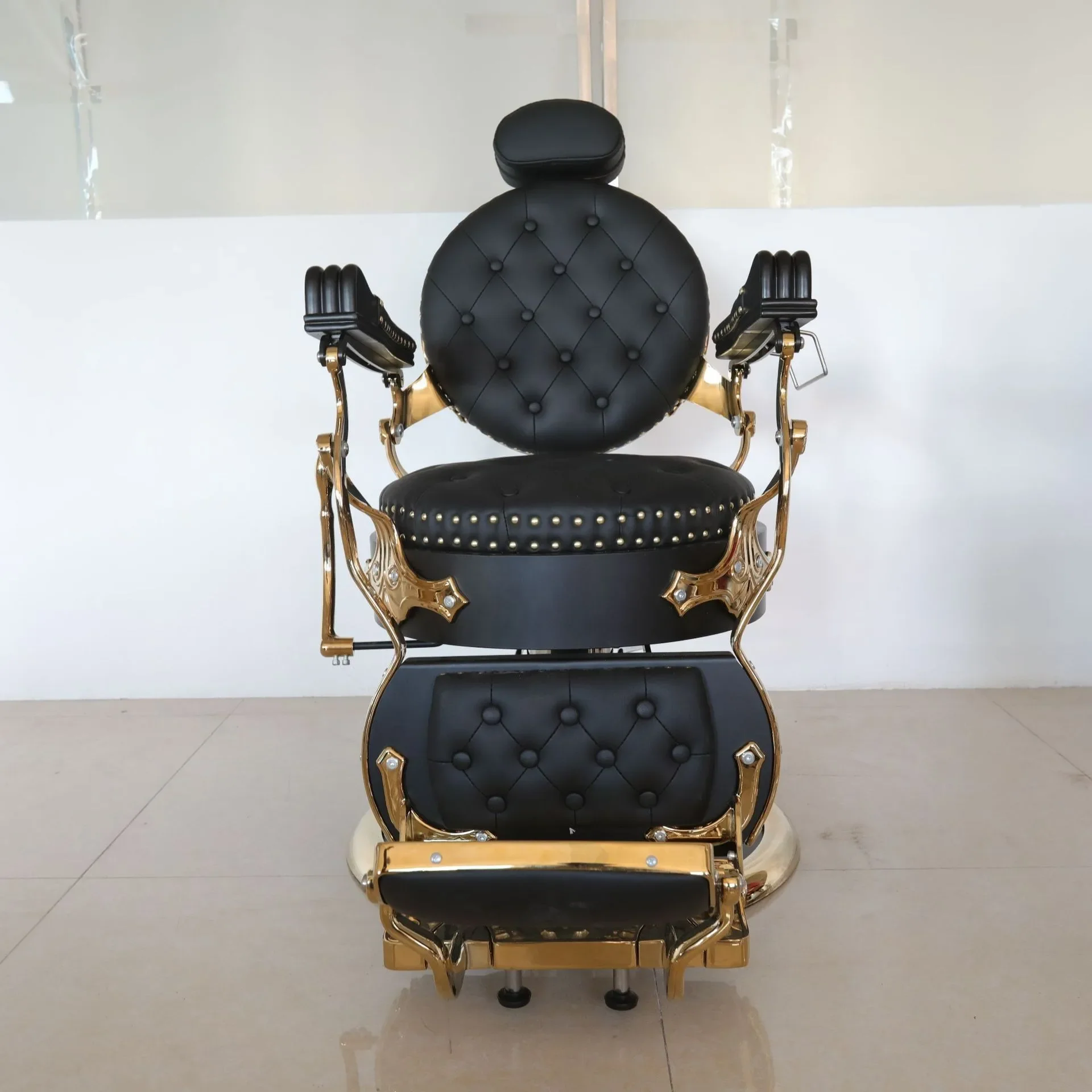 

01High-end retro men's oil head shop haircut chair can be reclined for shaving and shaving