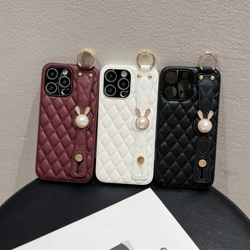 

Xiaoxiangfeng-Pearl Wrist Stand Protective Cover, Suitable for iPhone 15Pro Max, 14Plus, 13Pro, 12, 11, X Leather Phone Case