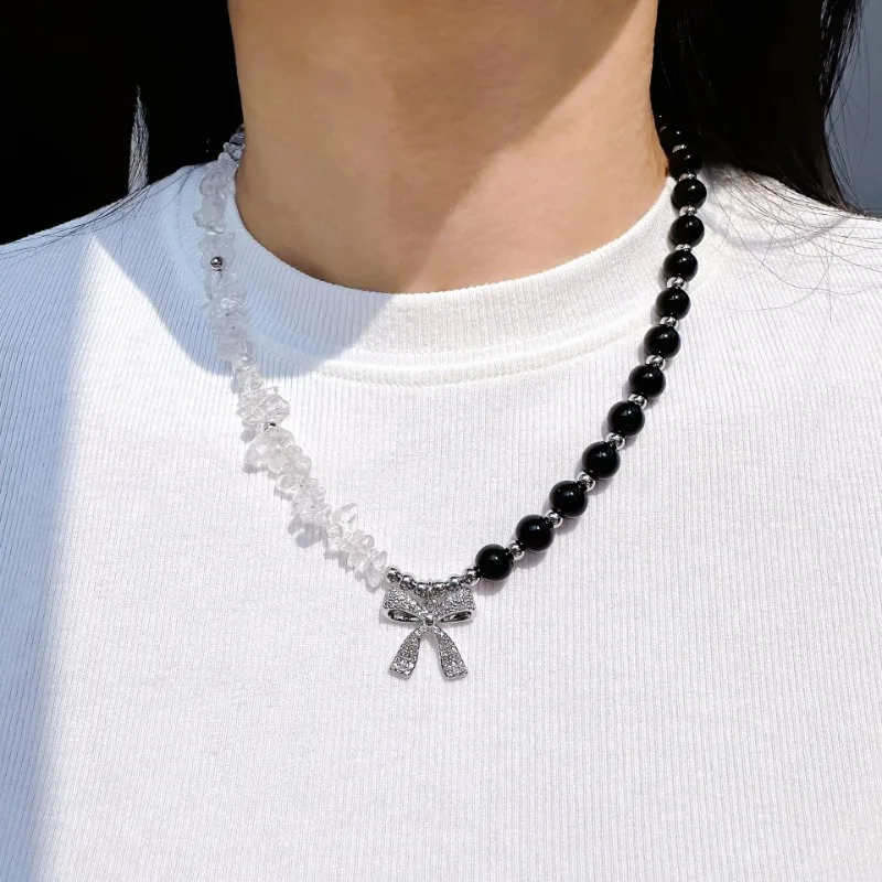 

Natural White Gravel Splicing Black Agate Beaded Necklace Inlaid with Zircon Bow Pendant Clavicle Chain