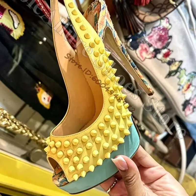 Gelbe, mit Nieten besetzte Peeptoe-Slingback-Plateau-High-Heels mit buntem Schuppenmuster, Stiletto-Absatz, Damen-Sandalen im Punk-Stil für Partykleider.