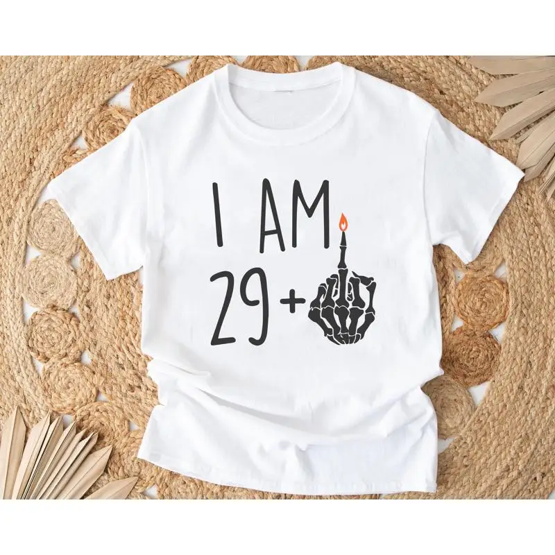 أنا 29 تي شيرت ذو إصبع متوسط هيكل عظمي لعيد الميلاد الثلاثين للنساء