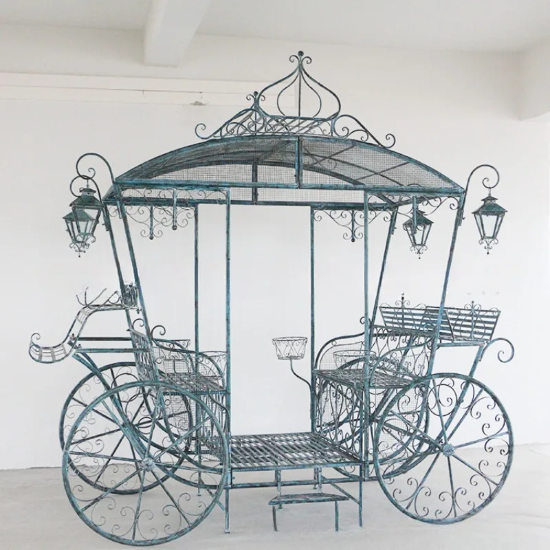 

American retro old outdoor wrought iron carriage chair villa garden decoration, studio shooting props