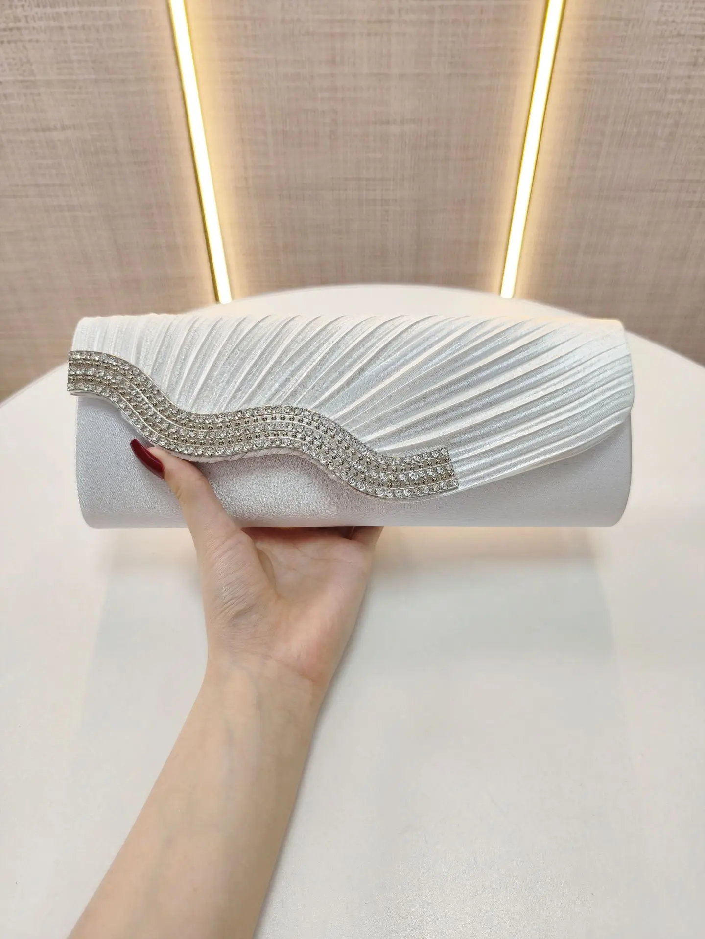 bolsa-de-mao-de-luxo-em-cetim-para-festas-com-strass-e-diamantes-brancos-clutch-elegante-para-casamento-bolsa-de-noiva-sacola-feminina-2025