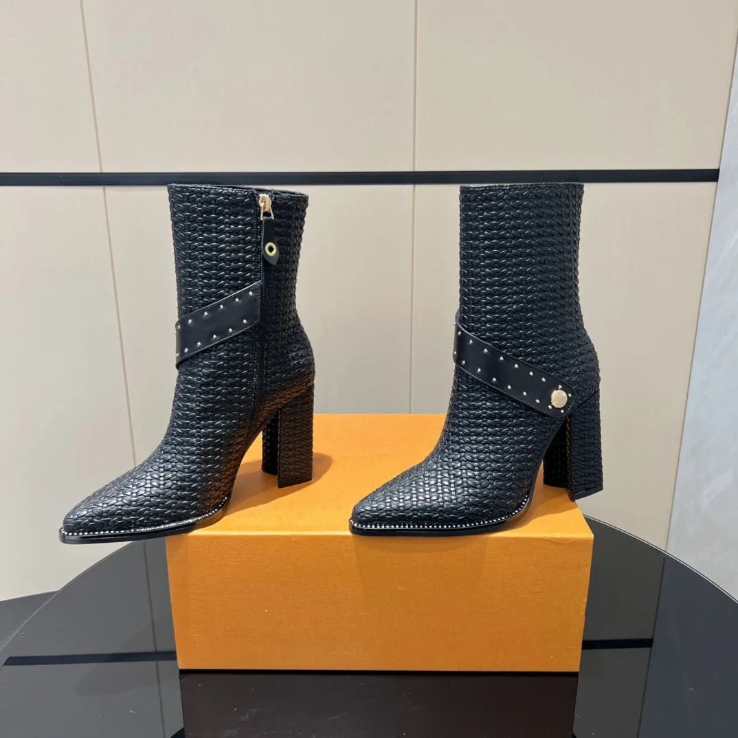 رائجة البيع الأحذية النسائية منتصف العجل الأحذية حذاء من الجلد العجل الأحذية لوكس تصميم مخصص قماش الجاكار أشار تو كعب مربع 9.5 سنتيمتر