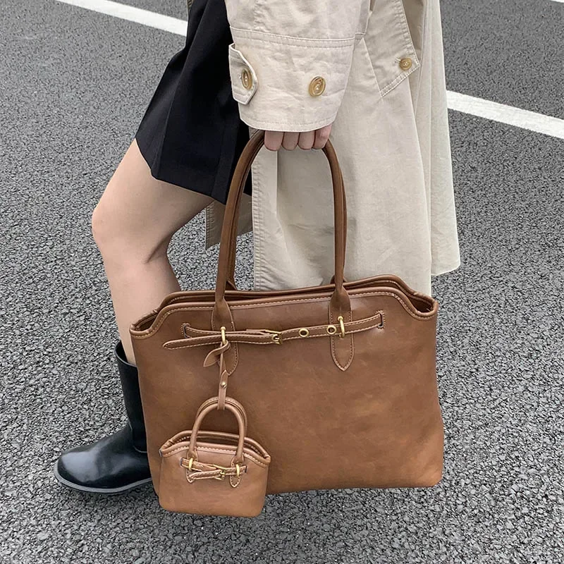 

Vintage Simple Stylish Diaper Bag A Classic Chic Leather Crossbody Bag For Elegant And Fashionable Luxury Women