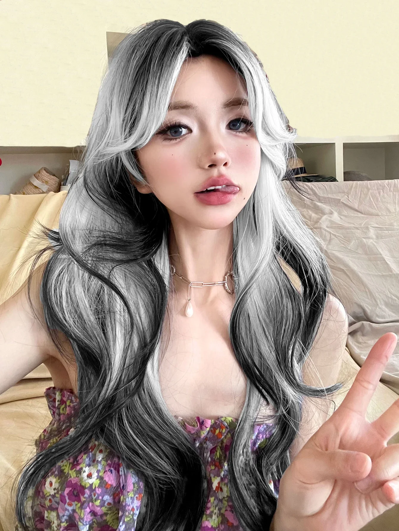 Wig sintetik Lolita Ombre hitam putih 28 inci Wig rambut bergelombang panjang bagian tengah untuk wanita Cosplay penggunaan sehari-hari Cosplay tahan panas