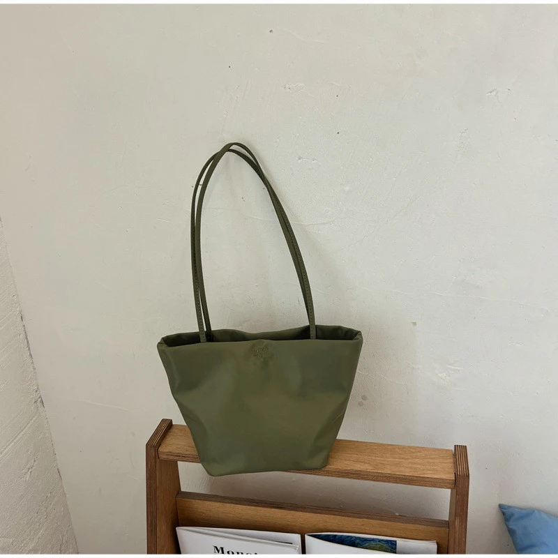 Trapezförmige Schultertasche mit langem Griff, Damen-Handtasche mit großem Fassungsvermögen, minimalistische einfarbige Tragetasche, Vintage-Arbeitstasche für den Arbeitsweg – Detail 13