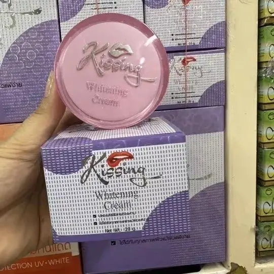 creme-blanchissante-et-anti-rides-kissing-illumine-la-peau-terne-raffermit-et-minimise-les-pores