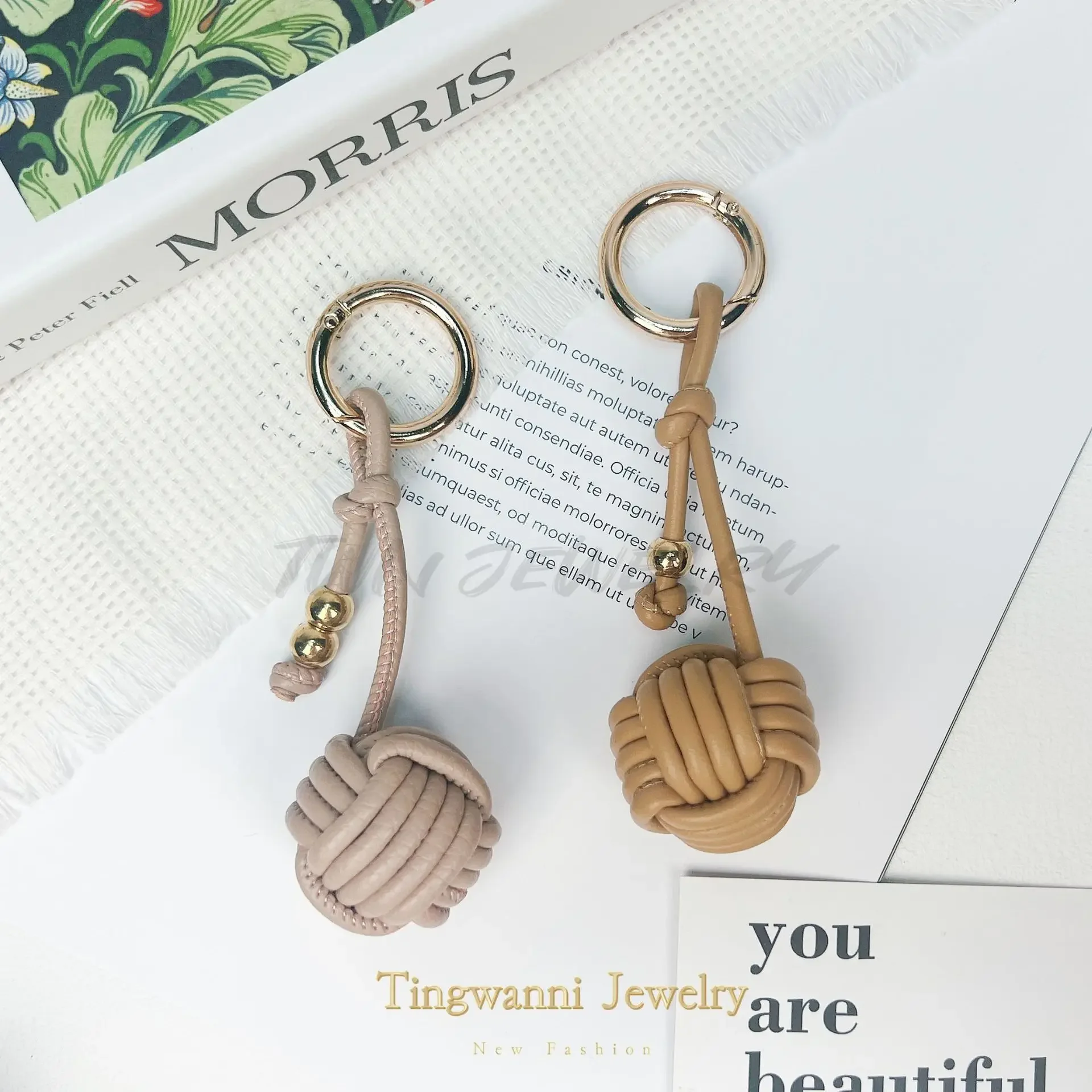 New Woven Pendant Leather Spherical Keychain Hand Woven Ball Metal Buckle Bag Pendant Couple Gift