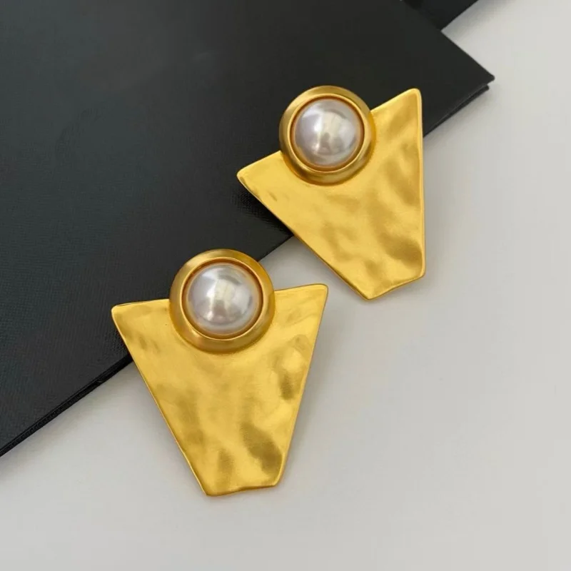 

2025 новые женские серьги-клипсы в европейском и американском стиле ретро с тяжелым жемчугом и геометрическим рисунком, ювелирные изделия, подарок
