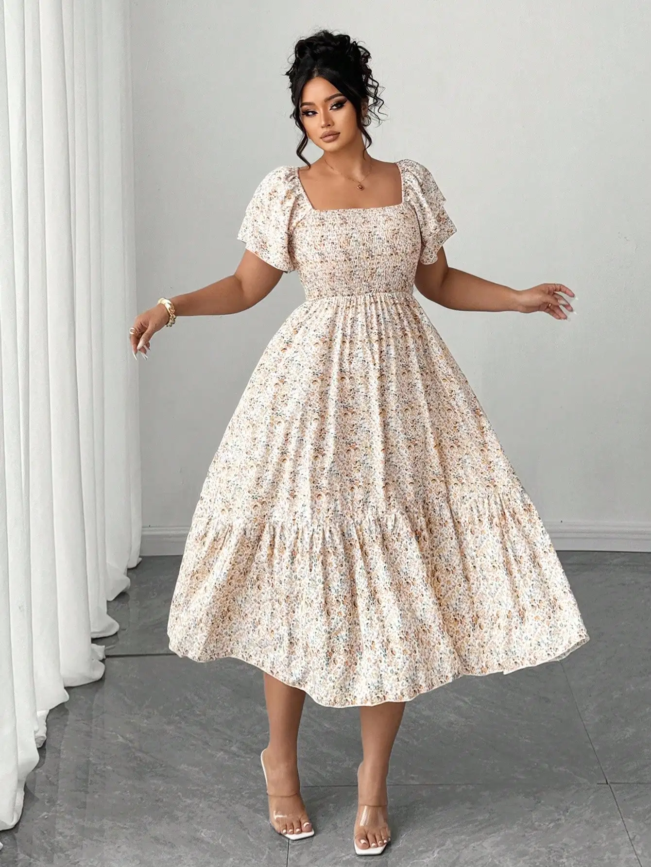 

Женское платье миди с цветочным принтом, квадратным вырезом, пышными рукавами и многоярусной юбкой