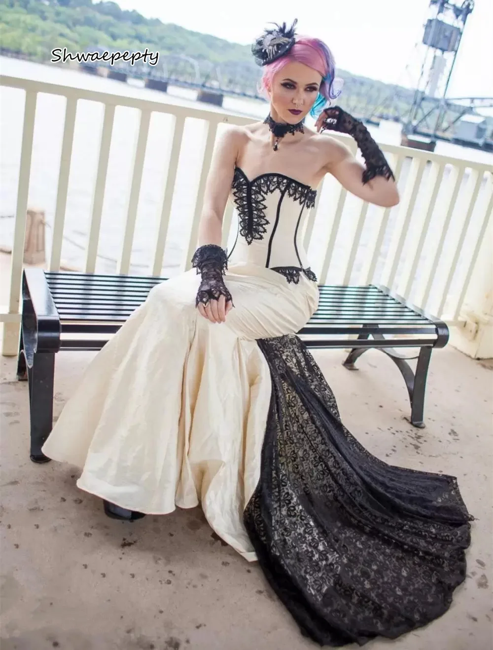 

Vintage Ivory And Black Gothic Wedding Dress Mermaid Sweetheart Corset Bridal Gowns Long Satin Lace Bride Dresses Customized