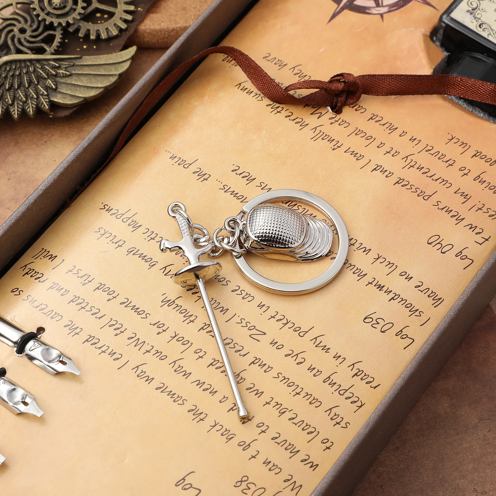 

Keychain Fencing Decor Sport Sabre Hanging Fencing Pendant Souvenir Metal Decorative Portable Gift Bag Pendant