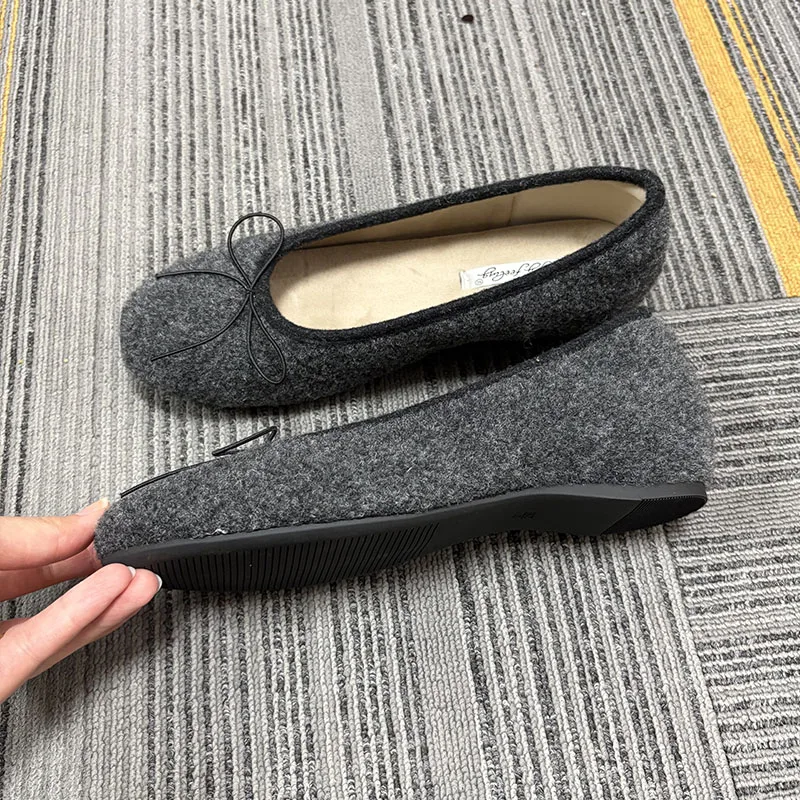 Wintermode: Flache Schuhe mit Fellbesatz, zum Hineinschlüpfen, für Damen, Ballettstil, neue Herbstkollektion, mit Schmetterlingsknoten, runde Zehen, flache Damenschuhe mit Plüschfutter. – Detail 4