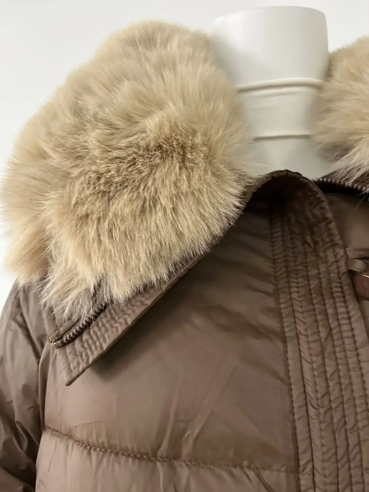 2024ฤดูหนาวใหม่ผู้หญิงเสื้อParkasเกาหลีเก๋ขนสัตว์Splicingแขนยาวหลวมอบอุ่นและหนาหญิงParkas Coats