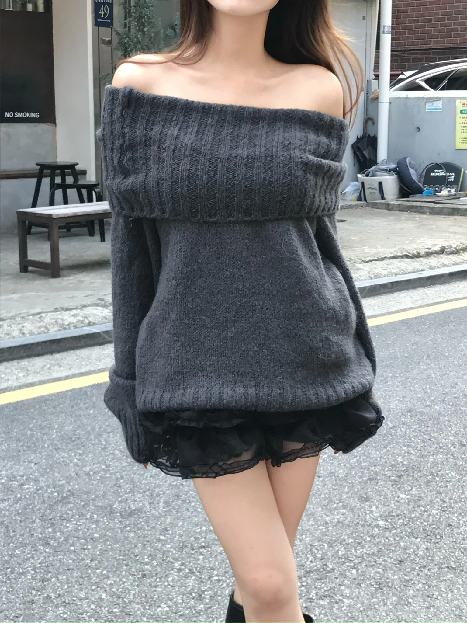เสื้อสเวตเตอร์ถักไหมพรมสไตล์วินเทจสุดชิคสำหรับฤดูใบไม้ร่วง ดีไซน์ใหม่ แขนยาว นุ่มสบาย แบบเปิดไหล่ข้างเดียว คอเสื้อแบบริบ ดีไซน์อเนกประสงค์