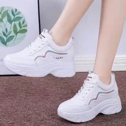 Damskie trampki na platformie 2024 New Spring White Shoes Wedge Outdoor Sneakers Breathable Round Toe Casual Designer Shoes for Women