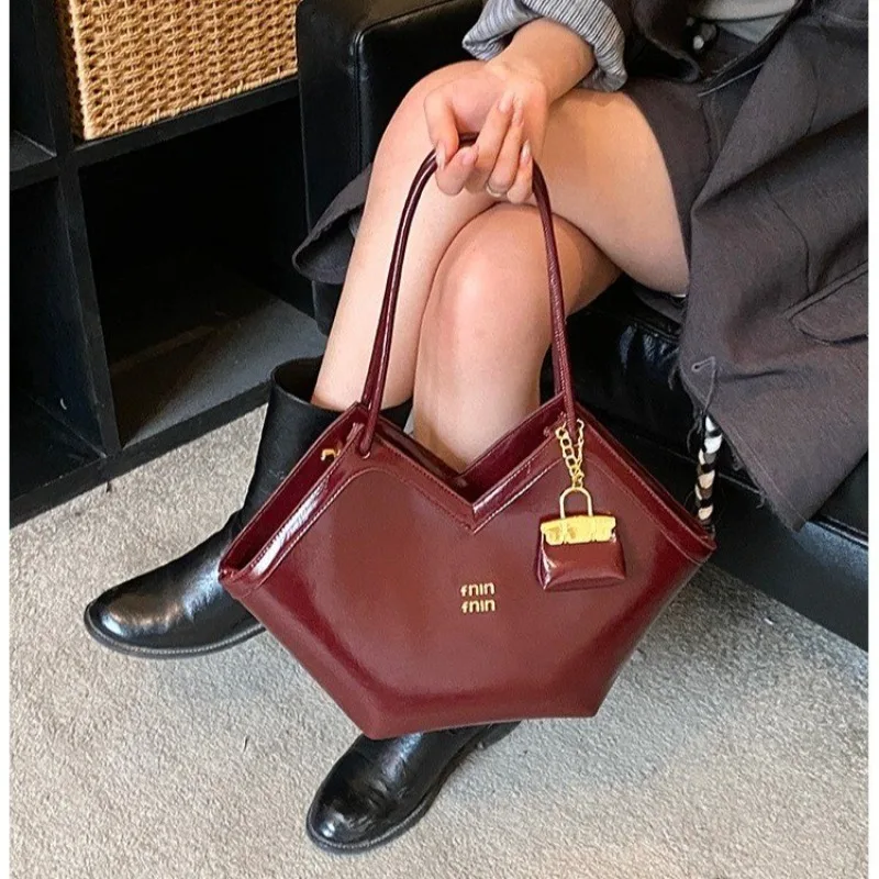 

Minimalist Chic Leather Diaper Bag For Women Designer Crossbody Bag Vintage Elegant Large Capacity Tote