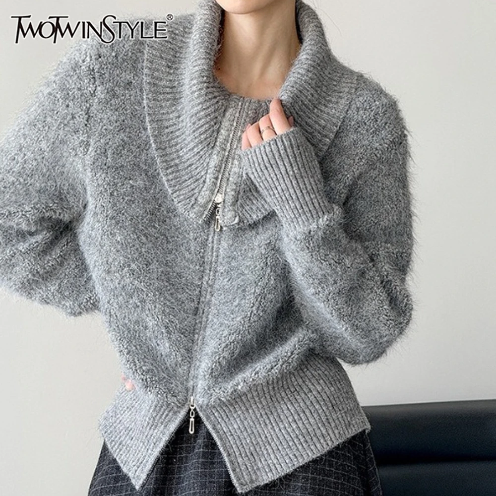 

TWOTWINSTYLE однотонный нежный свитер на молнии, женский свободный свитер с лацканами и длинными рукавами, повседневные женские свитера для ленивых, осенняя мода, новинка