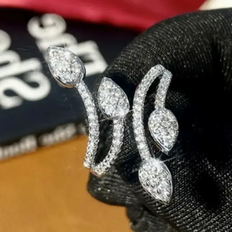 European and American women speak with geometric water droplets, high-end exquisite rings, luxurious engagement and wedding jewe