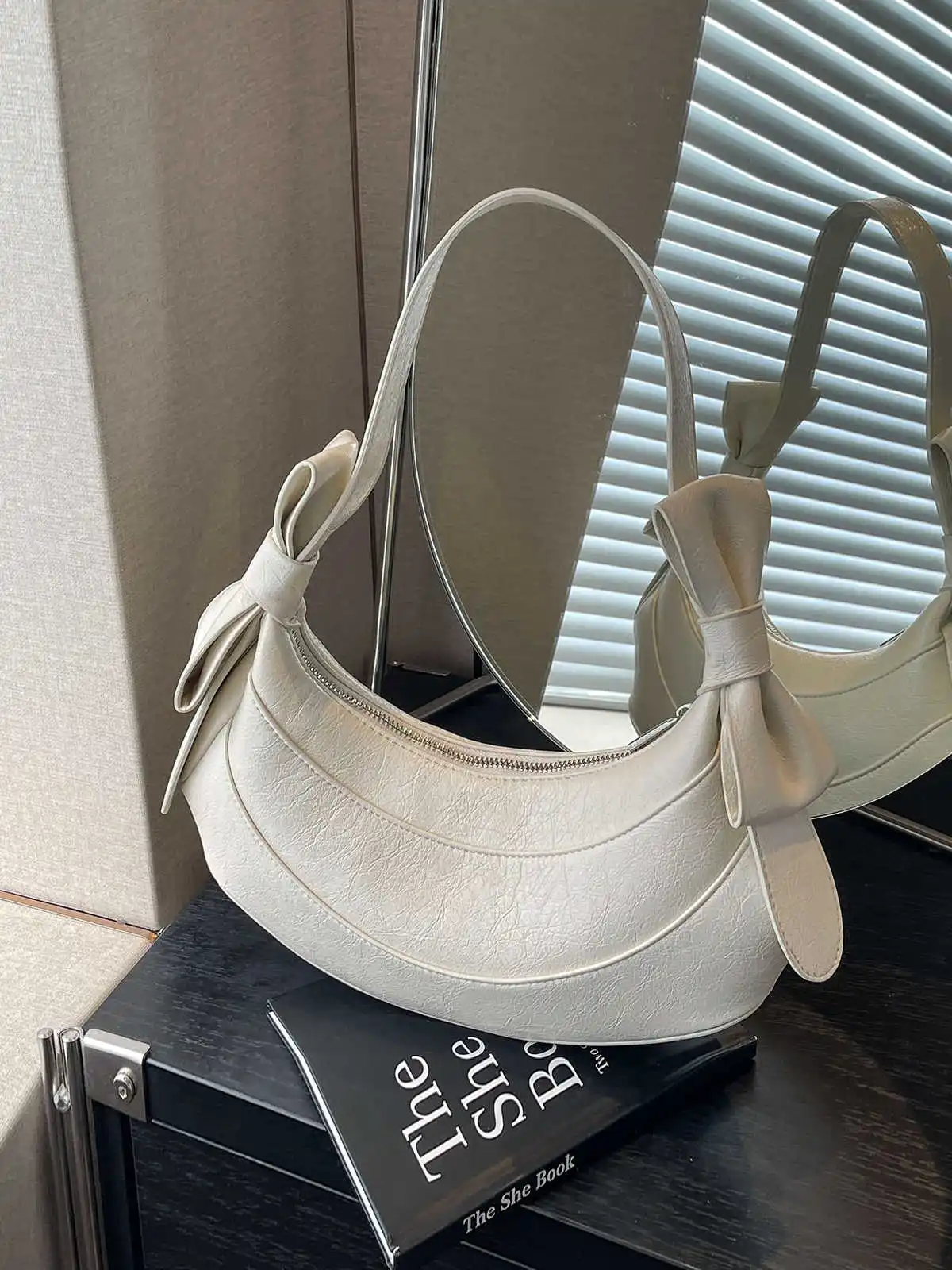 

Французские нишевые дизайнерские женские сумки, новые шикарные универсальные темпераментные сумки с бантом для подмышек, высококачественная текстурированная сумка на одно плечо из искусственной кожи