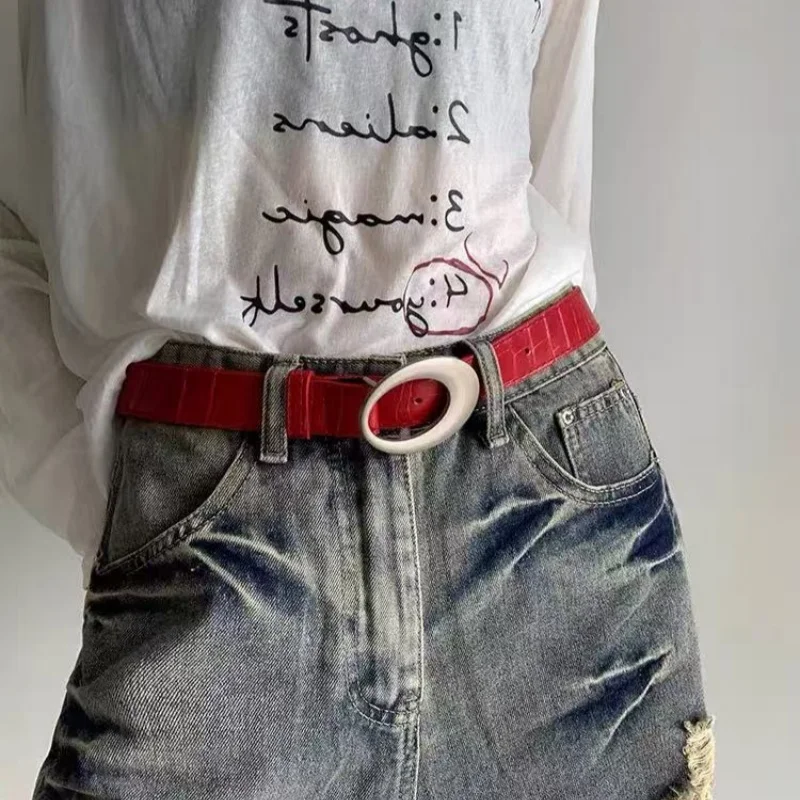 American retro belt women's Y2K oval buckle red crocodile pattern with jeans, high-end simple accessory belt