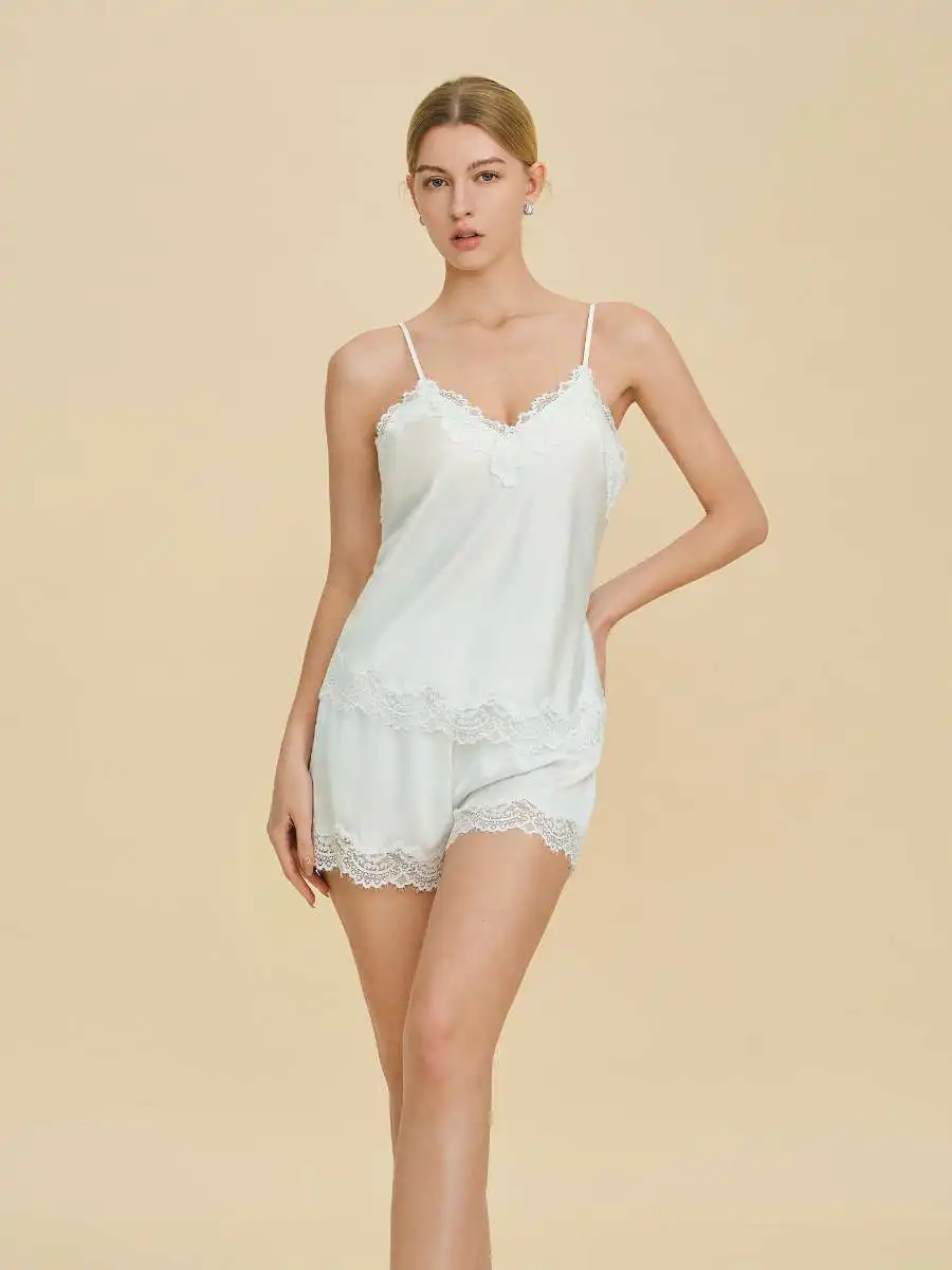 ensemble-deux-pieces-de-vetements-d'interieur-pour-femmes-ideal-pour-l'ete-avec-un-haut-a-bretelles-et-un-short-un-ensemble-elegant-pour-la-maison-un-debardeur-a-col-en-v-ideal-pour-une-tenue-decontractee-en-exterieur