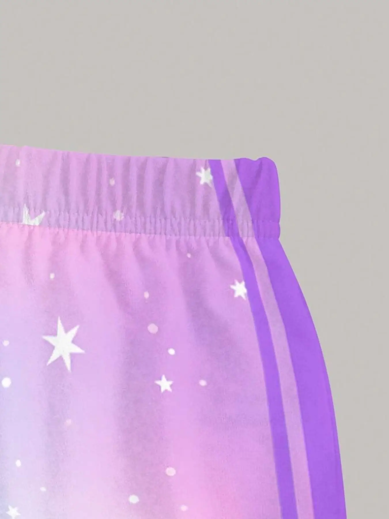 Zweiteiliges Mädchen-Outfit mit Farbverlauf im Sternenhimmel-Design und Anime-Idol-Print; bestehend aus einem kurzärmeligen T-Shirt mit Rundhalsausschnitt. – Detail 4