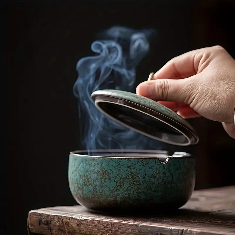 

Vintage Ceramic Ashtray with Lid - Windproof Portable, Round Unisex for Home Bar Office, Indoor/Outdoor Decor