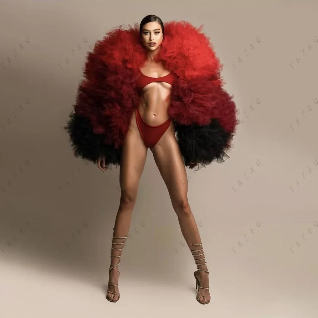 เสื้อคลุมผู้หญิงสีแดงดำผสมผสาน งานแฮนด์เมด แจ็คเก็ตสำหรับงานปาร์ตี้ แขนเสื้อแบบเลเยอร์ ทันสมัย ผ้าทูลหลากสี