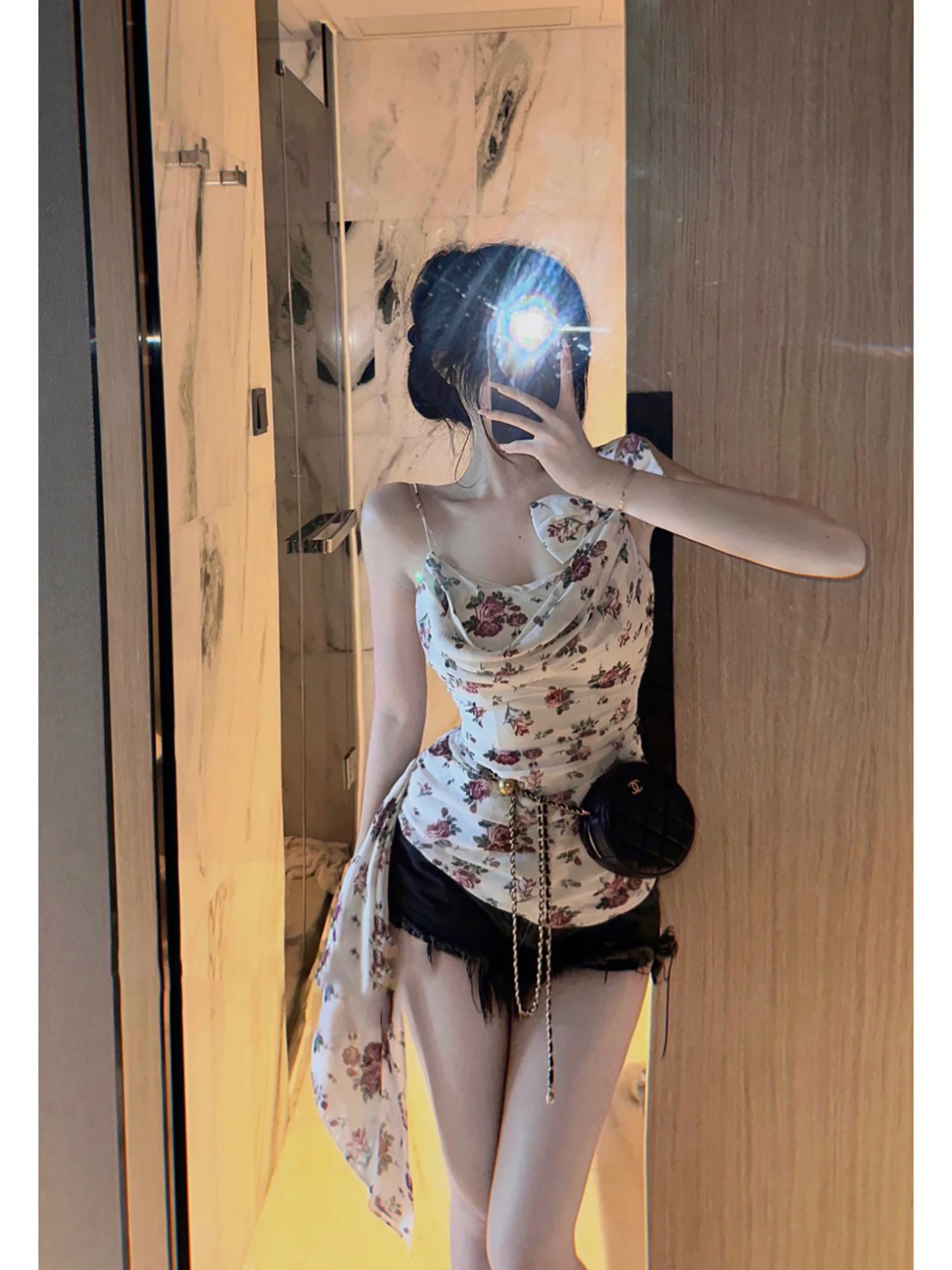 Jennie Sle Pure Desire Sexy Crop-Top mit Blumenmuster und Knoten an der Taille, geraffte Weste und Sommer-Pendler-Faion