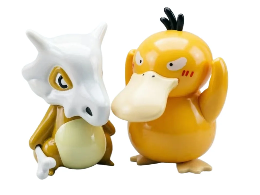 Ikonisches Duo: Cubone & Psyduck. Hochwertige Sammlerfiguren zur Dekoration von Schreibtischen oder Autos. Ein Muss für Fans und Sammler. – Detail 3