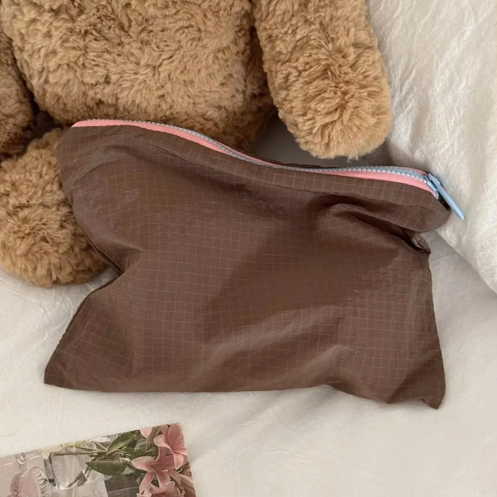Large Capacity Makeup Bag Plaid Pattern Zipper Closure Cosmetic Case Nylon Organizer Design Travel Storage Pouch