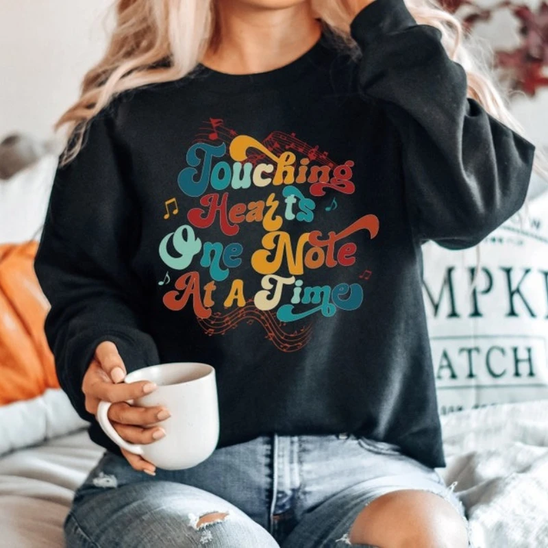 

Прикоснитесь к сердечкам и время. Подарок для студента. Оркестр. Учитель. Зимняя толстовка. Музыкальный фестиваль. Ноты. Одинаковые толстовки.